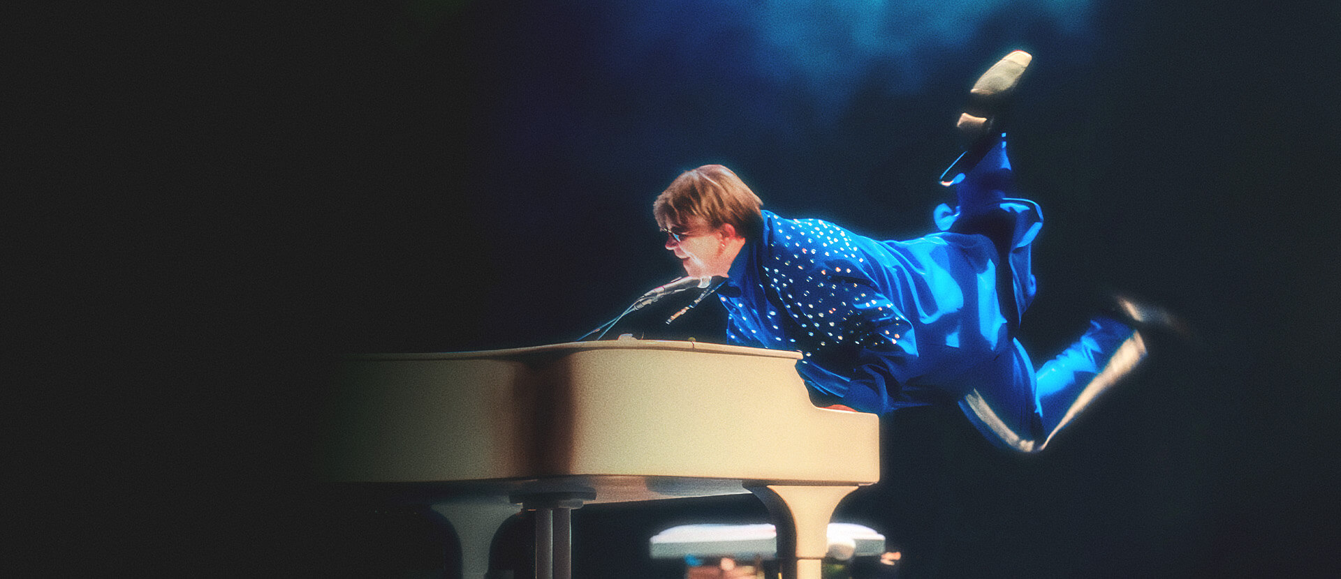 Maestro Rogério Martins caracterizado como Elton John no show Rocket Man