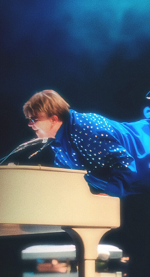 Maestro Rogério Martins caracterizado como Elton John no show Rocket Man