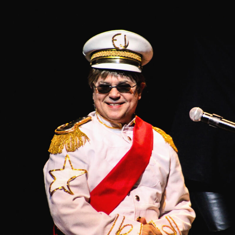 Close-up de Maestro Rogério Martins no show Rocket Man