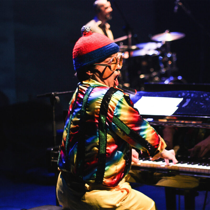 Elton John Cover - Maestro Rogério Martins tocando piano em evento