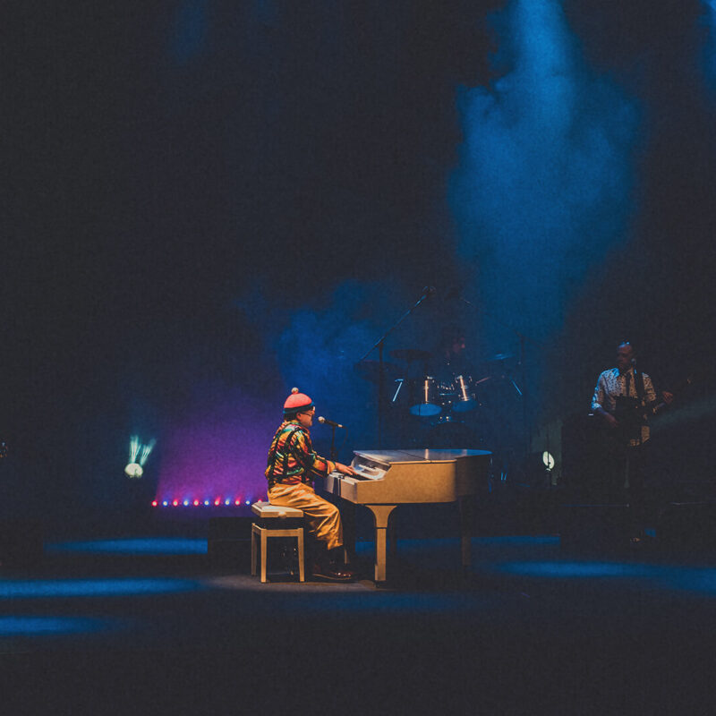 Maestro Rogério Martins tocando piano no show Rocket Man